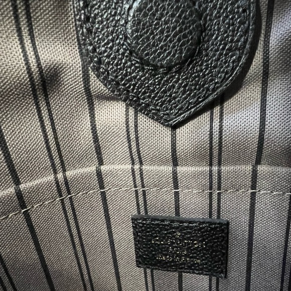 Like New Louis Vuitton Mazarine MM Empreinte Monogram Crossbody Tote bag - Picture 9 of 11